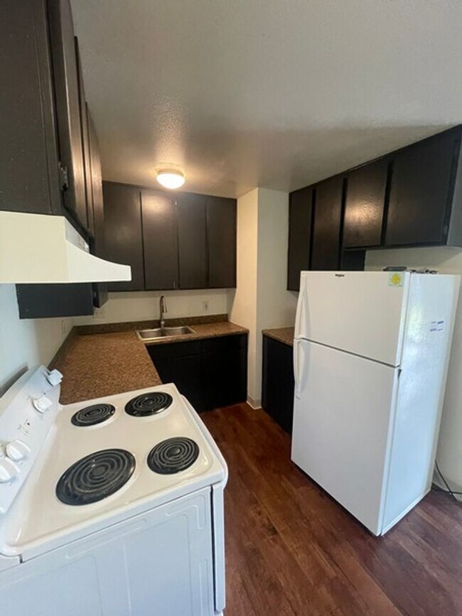 Building Photo - Downstairs 3 bedroom / $250 Smart & Final ...