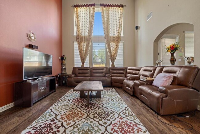 Building Photo - 614 Spanish Mustang Dr