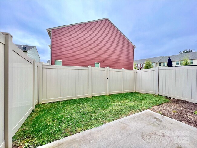 Building Photo - 310 Willow Wood Ct
