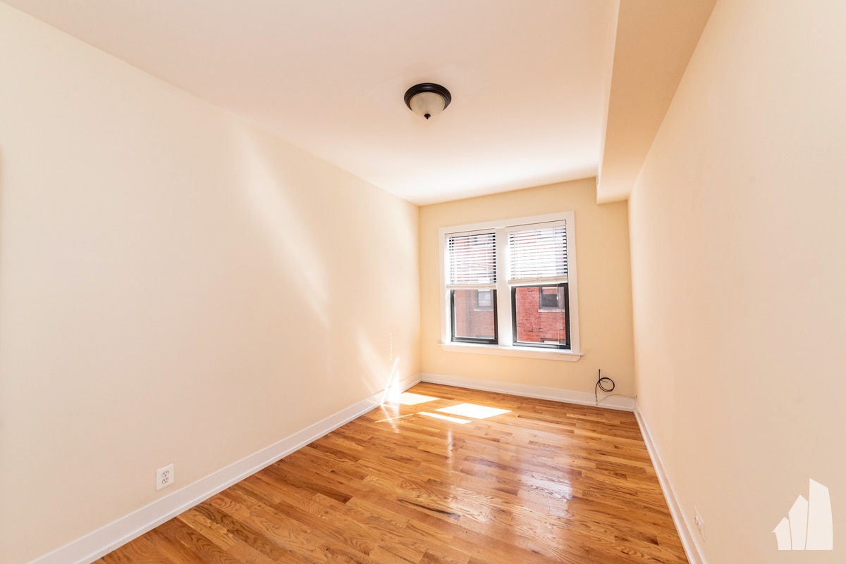 Building Photo - 3523 N Racine Ave