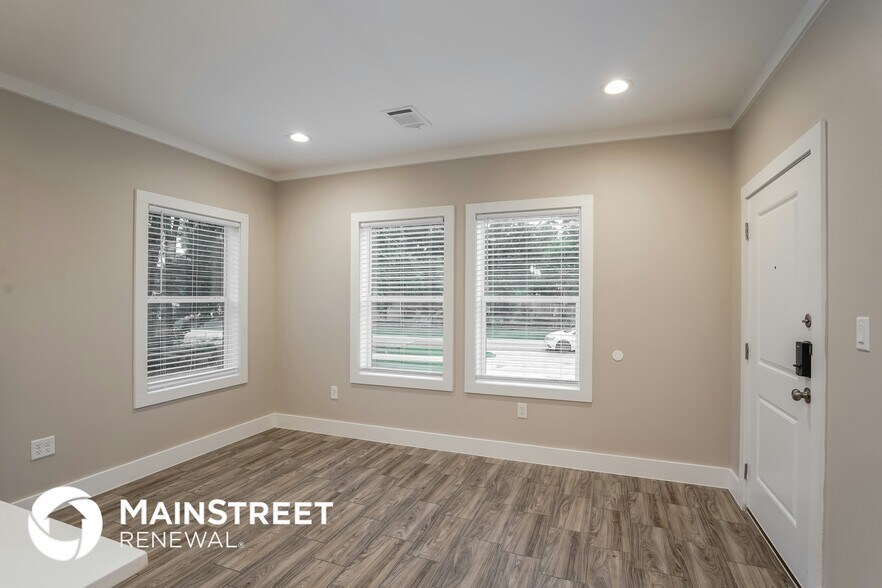 Building Photo - 9330 Crestview Dr