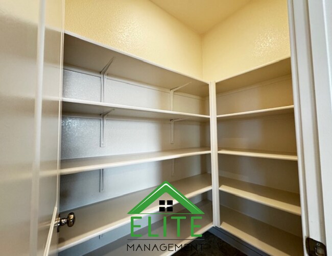 Building Photo - Beautiful 4 Bedroom, 3 Full Bath Two Story One year Old Home