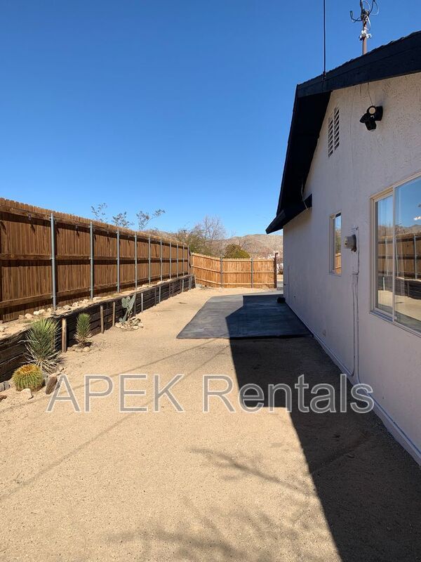 Building Photo - 61493 Desert Air Rd