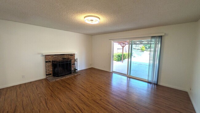 Building Photo - Move In Special!!!   Refreshed Single Level Home