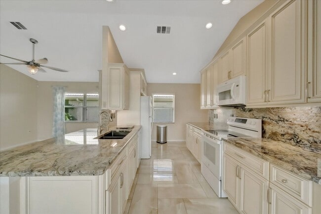 Building Photo - 3BR/2.5BA Private Pool Home | Chestnut Creek Community in Venice