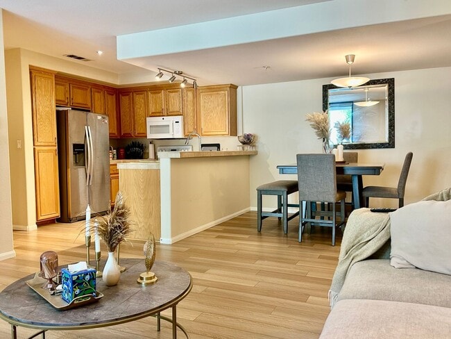 Building Photo - Beautiful 2 Bd 2 BA Condo Prime Marina Dis...