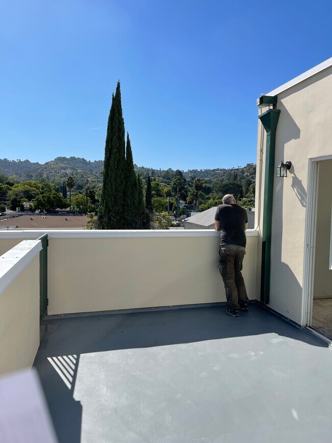 Building Photo - 4343 Ventura Canyon Ave