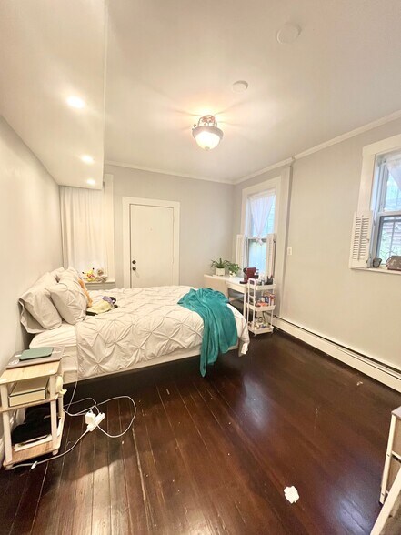 Building Photo - 180 Hillside St