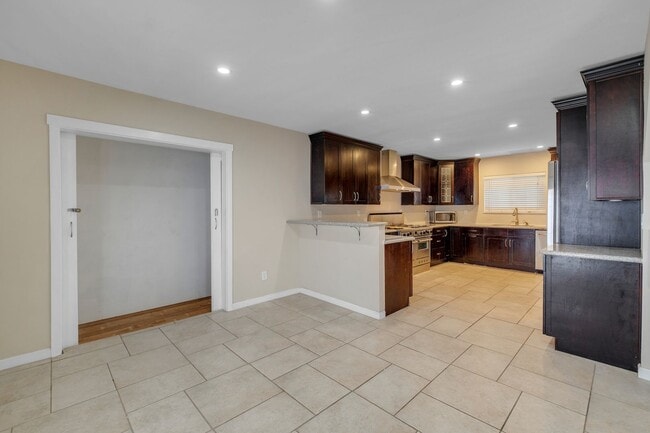 Building Photo - Charming 4 Bedroom / 3 Bathroom house in the lovely neighborhood of Lake View Terrace