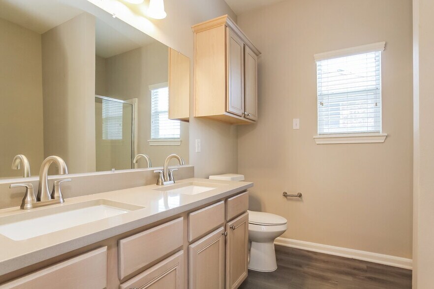 Building Photo - 985 Oak Falls Dr