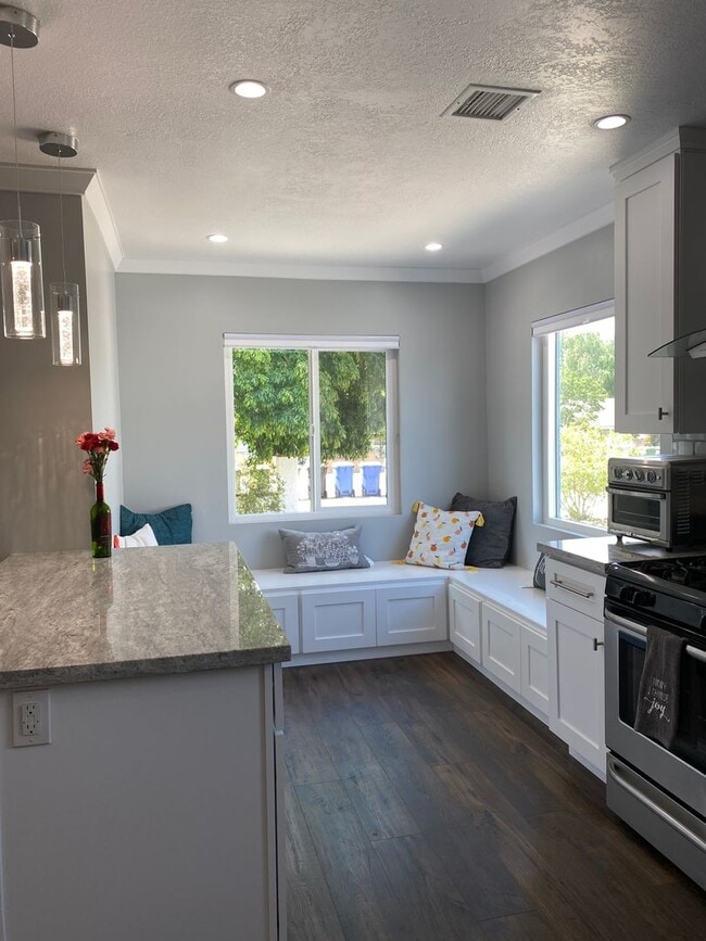 Building Photo - Remodeled 3 bed, 3 bath home on East end of Simi Valley