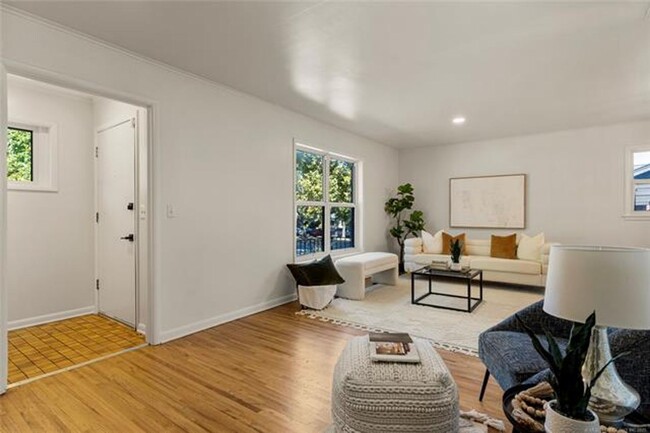 Building Photo - Beautifully Renovated 3-Bed, 2-Bath Home i...