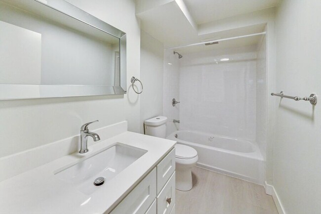 Building Photo - Brand new one bedroom with AC in great loc...