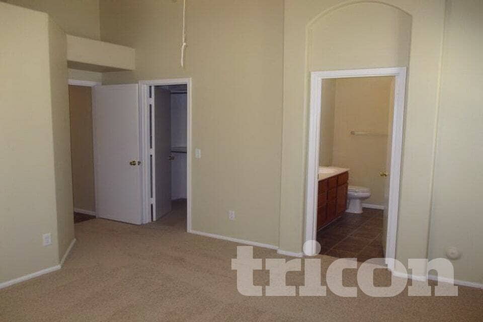 Building Photo - 8412 S 50th Dr