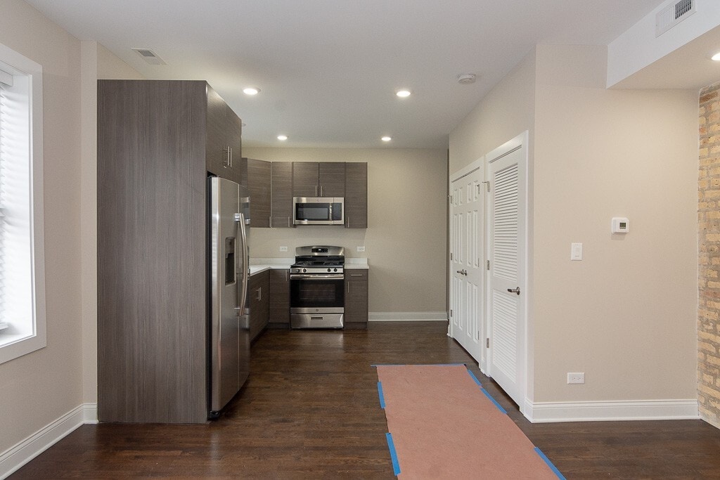 Building Photo - 2228 N Sawyer Ave