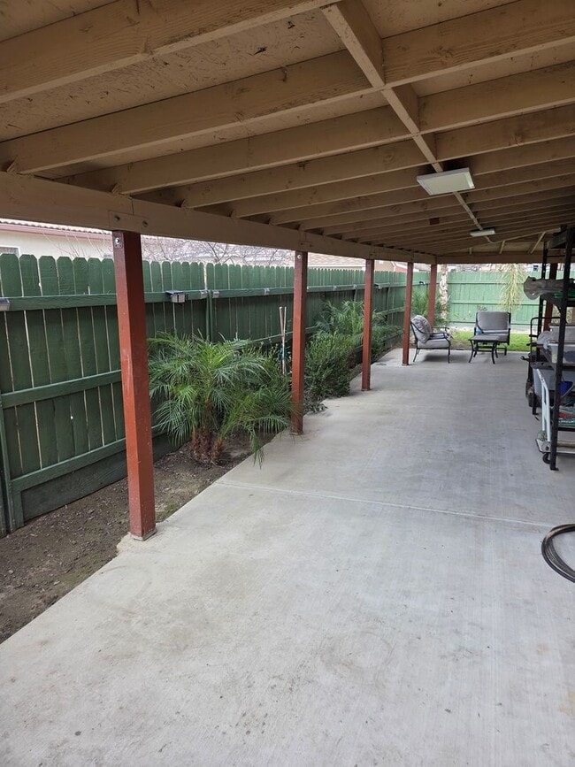 Building Photo - Four bedroom home!