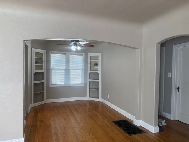 Building Photo - Cozy 2 bedroom close to downtown