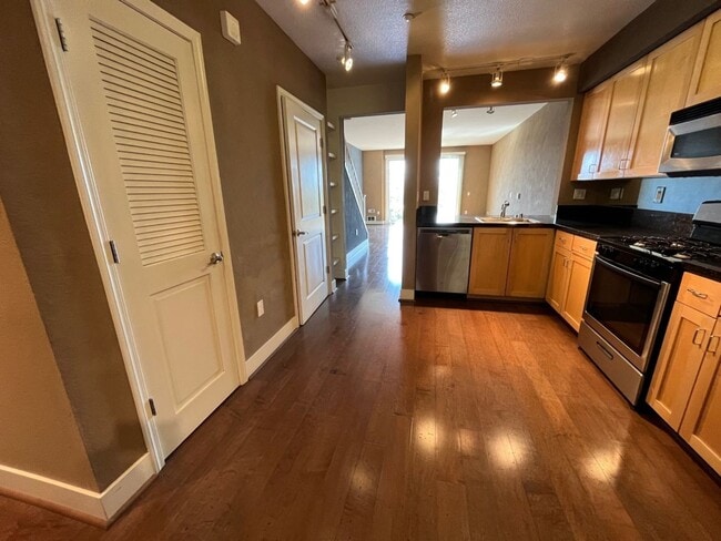 Building Photo - Two Story Two Bedroom Townhouse Unit With Sunset View Available at Bay Street Complex in Emeryvil...