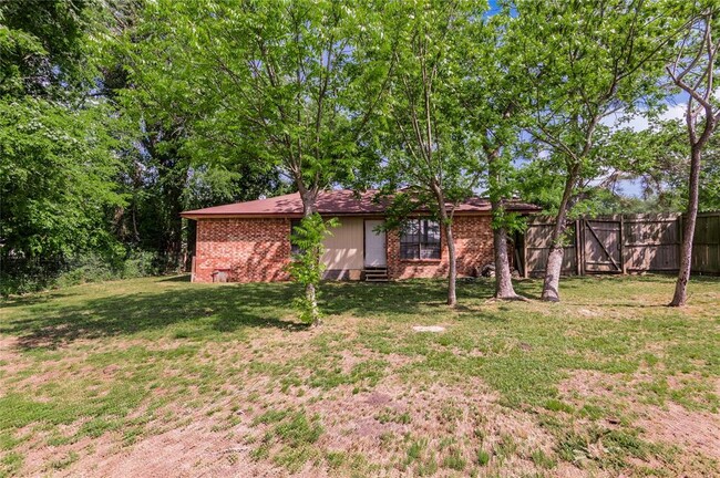 Building Photo - 610 Normal Park Dr