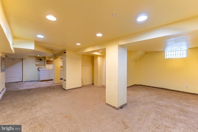 Building Photo - 2216 Georges Ln