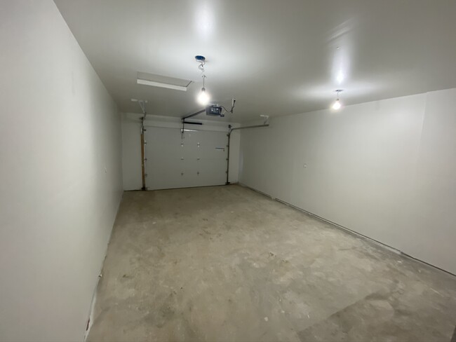Building Photo - 943 Garland St E