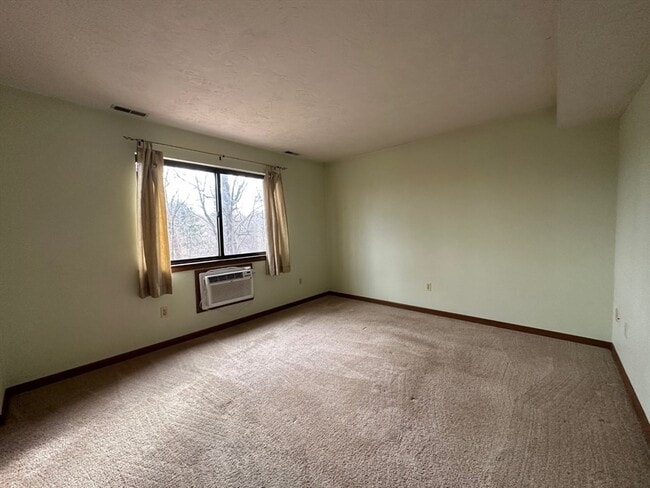 Building Photo - 340 Sunderland Rd