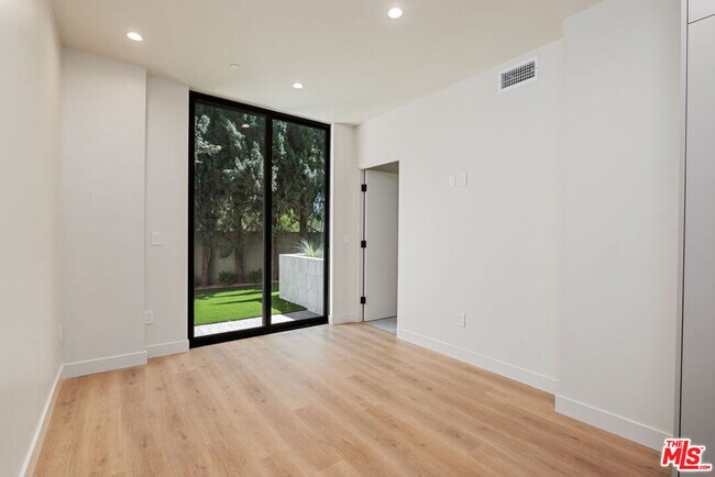 Building Photo - 428 Arnaz Dr