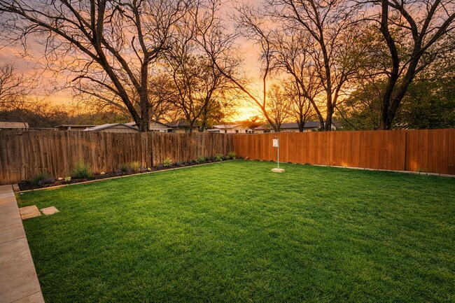 Building Photo - 3 BED 1.5 BATH NEW MANAGEMENT!!!