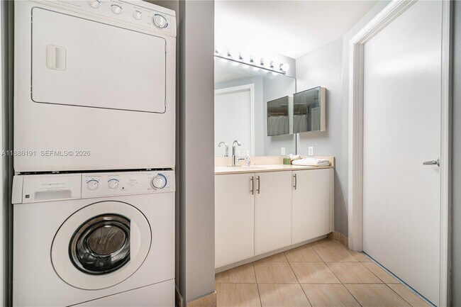 Building Photo - 1750 N Bayshore Dr