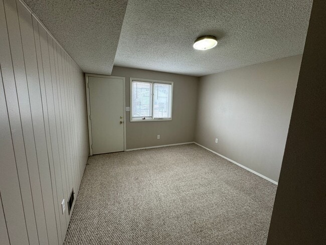 Building Photo - 2 bed, 2 office, 2 bath Townhouse