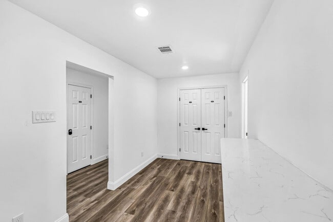 Building Photo - 4515 Dewberry St