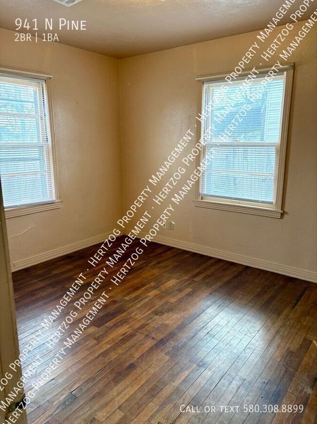 Building Photo - 941 N Pine-