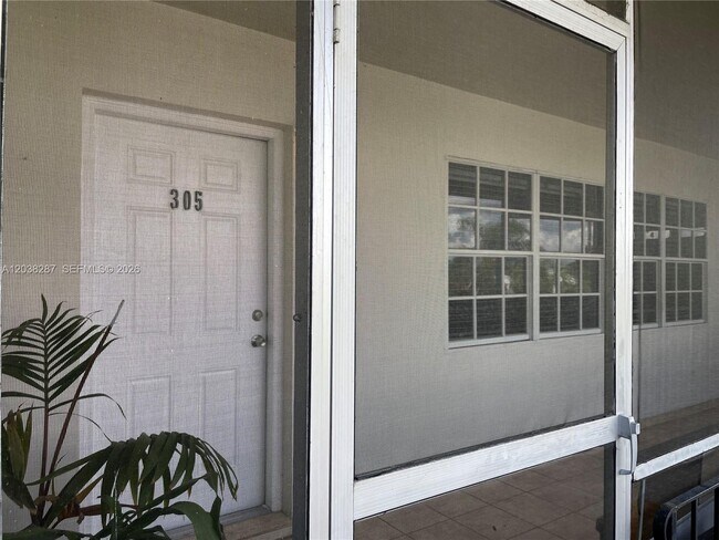 Building Photo - 1450 NE 170th St