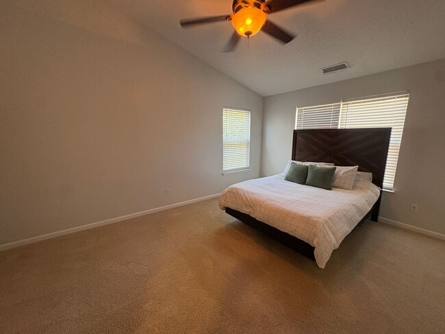 Building Photo - Modern & Spacious Townhome Beside Riverside High School!
