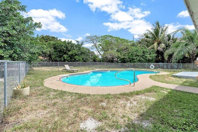 Building Photo - 2417 Pierce St