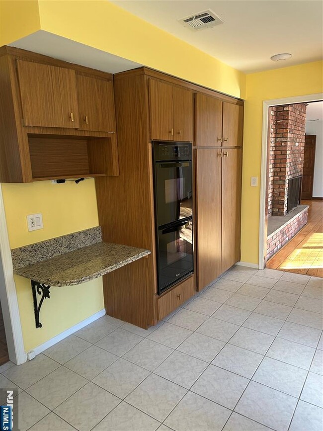 Building Photo - 24 Drake Ln