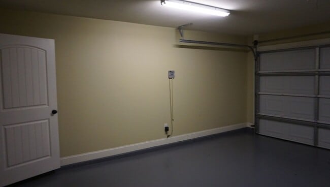 Building Photo - Beautiful and convenient