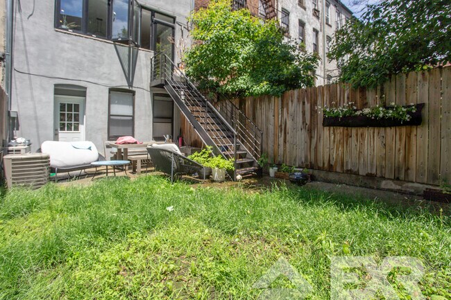 Primary Photo - 456 Quincy St