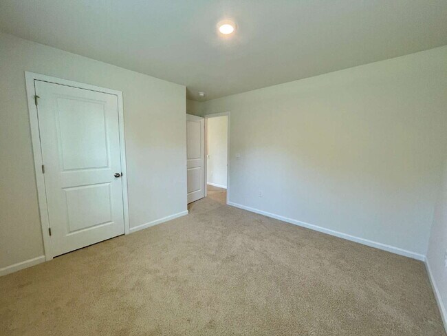 Building Photo - Spacious 5-Bedroom Haven With 3 Full Baths...