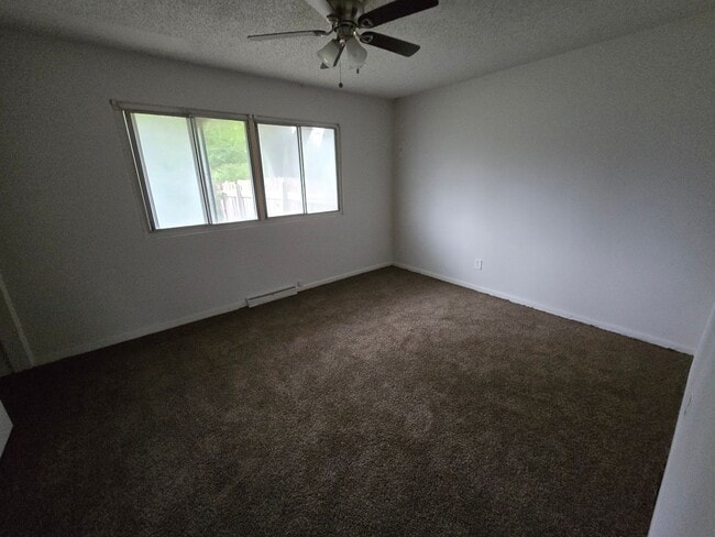 Building Photo - Montara 2/1 with fully fenced in yard and ...