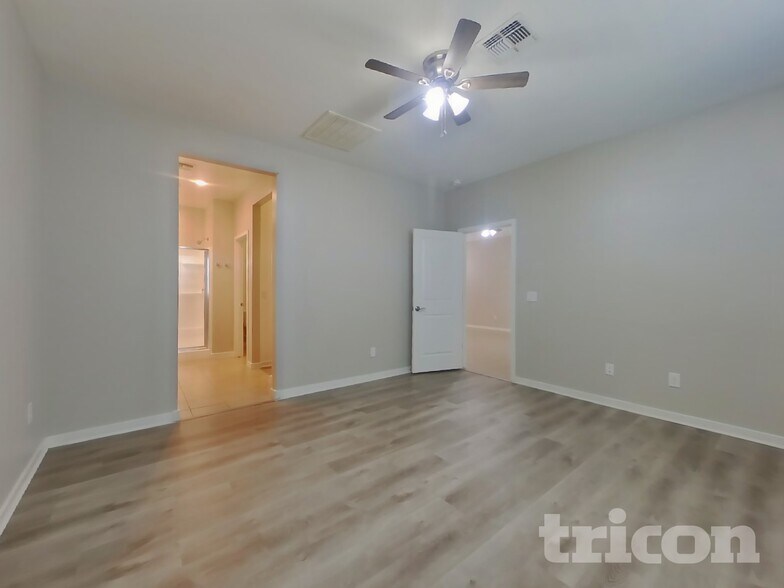 Building Photo - 14366 W Pershing St