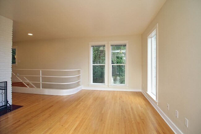 Building Photo - 2400 SW Hoffman Ave