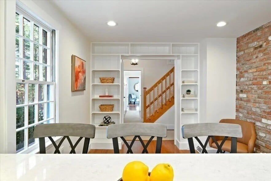 Building Photo - 16 King Philip Trl