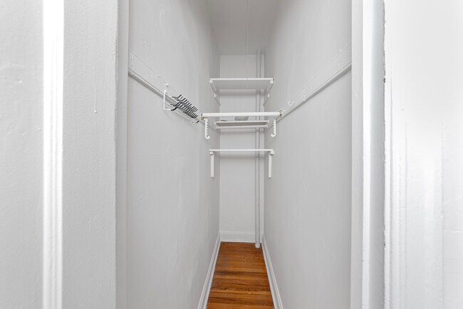 Building Photo - 1353 W Catalpa Ave