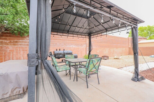 Building Photo - Well Maintained 4 Bedroom 2 Bath Home with...