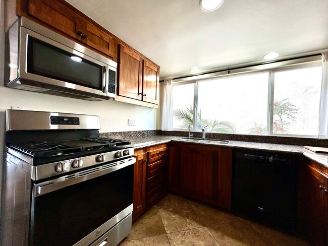 Building Photo - Stunning 3 Bed/3.5 Bath with Panoramic Views!