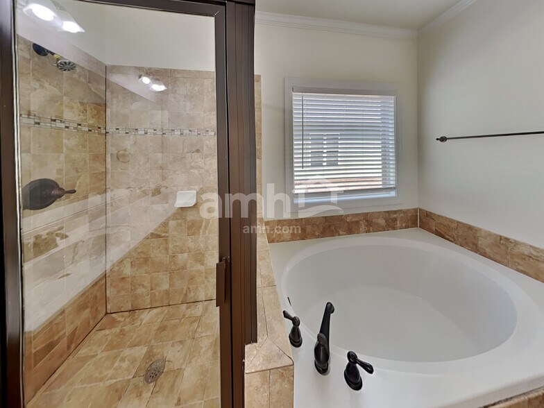 Building Photo - 263 Royal Cres Terrace