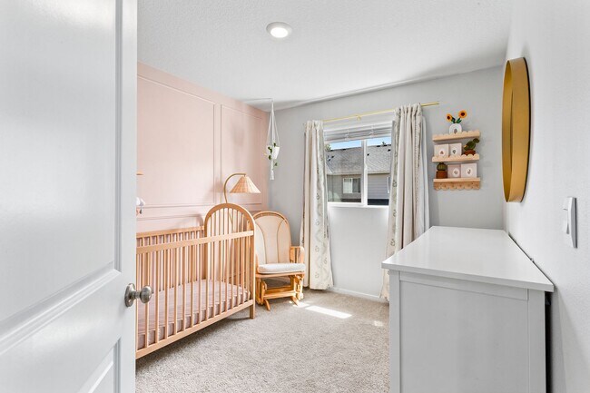 Building Photo - 3BD 2.5BA + Townhouse w/2-Car Garage + AC