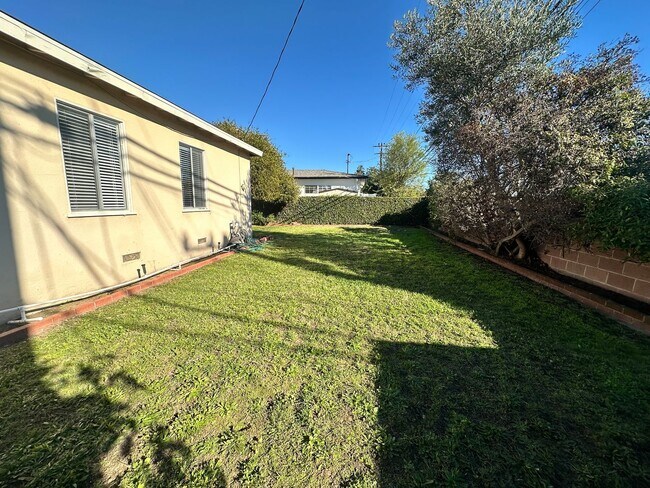 Building Photo - 3 BEDROOM/1 BATH HOUSE IN SOUTHWOOD RIVIERA TORRANCE