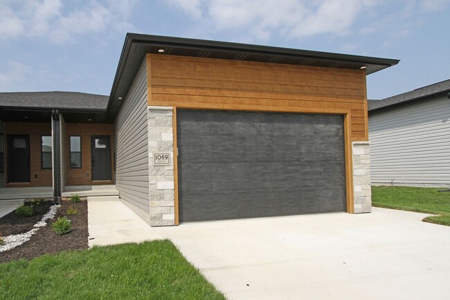 Building Photo - Awesome New Construction Townhouse